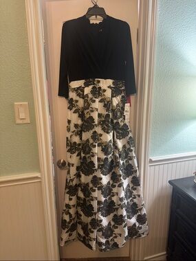 Leslie Fay Black Top with White and Black Floral Maxi Skirt Dress